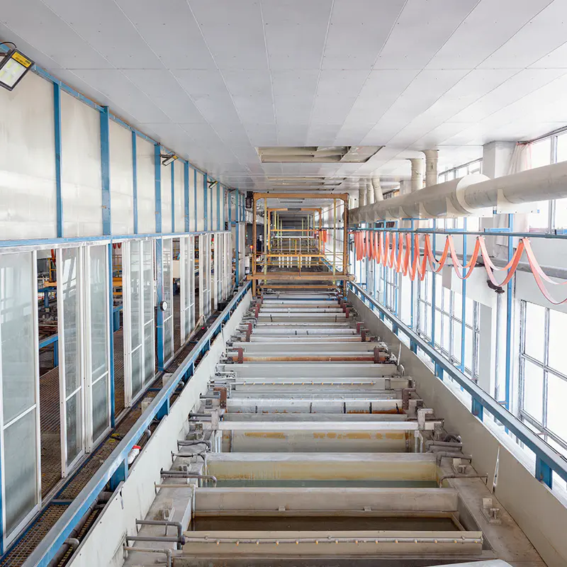 Taller de producción de electroforesis: vista de la línea de producción de oxidación y electroforesis