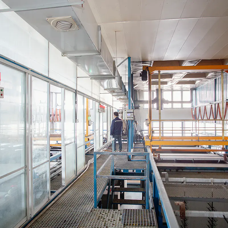 Taller de producción de electroforesis: vista de la línea de producción de oxidación y electroforesis